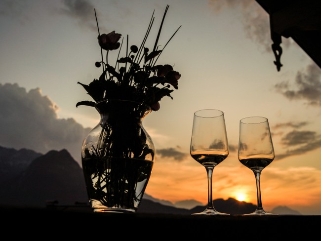 Sonnenuntergang mit einem guten Glas Wein am Oberhinterberg